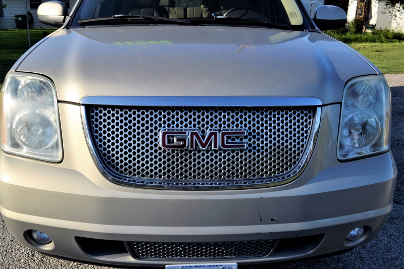 concession-ST VALLIER DE THIEY-min_gmc-yukon-truck-grill-2828425